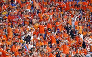 Oranje supporters Europees Kampioen bier drinken
